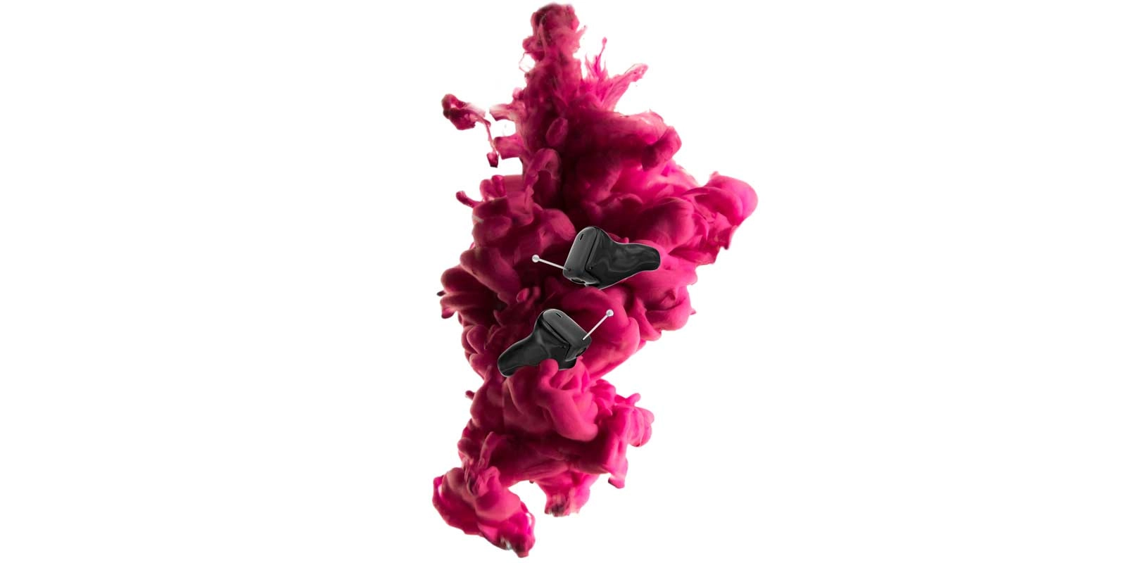 Zwei schwarze In-Ear-Kopfhörer vor pinker Farbwolke auf weißem Hintergrund